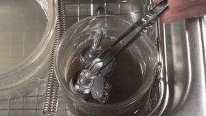 ボリウムポッドを超音波洗浄している様子